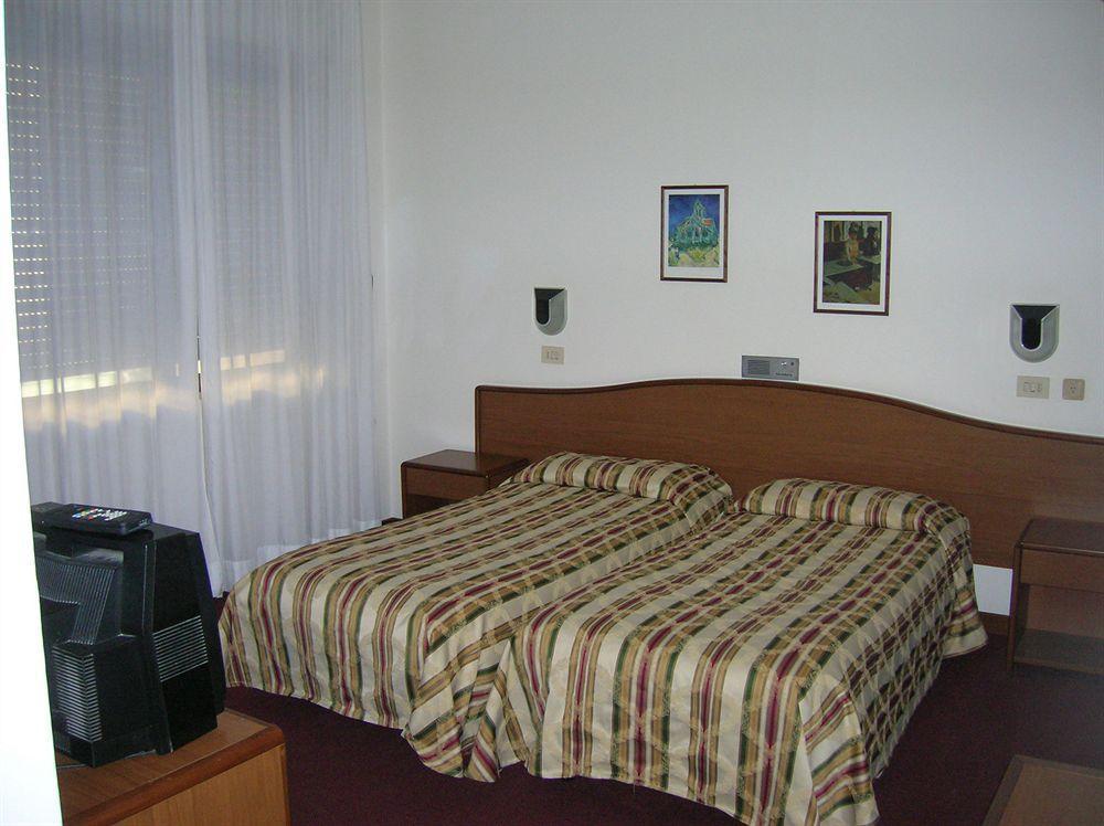 Hotel Cristallo Cattolica Extérieur photo